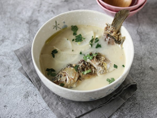 白蘿卜鯽魚湯的做法-咸鮮味燉菜譜