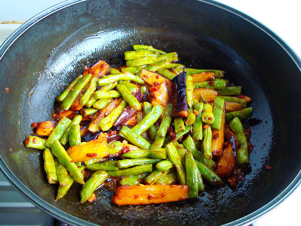 茄子燒豆角的做法-醬香味燒菜譜-易網(wǎng)健康養(yǎng)生網(wǎng) 茄子燒豆角的做法-醬香味燒菜譜
