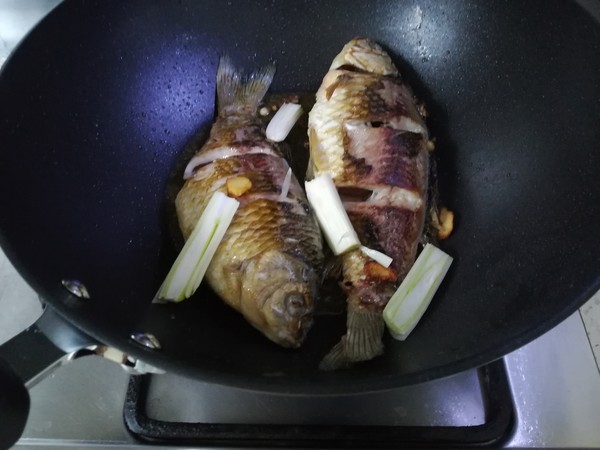 白蘿卜鯽魚湯的做法-咸鮮味燉菜譜