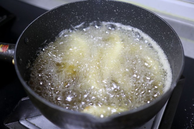 油炸沙丁魚的做法-咸鮮味炸菜譜-易網(wǎng)健康養(yǎng)生網(wǎng) 油炸沙丁魚的做法-咸鮮味炸菜譜