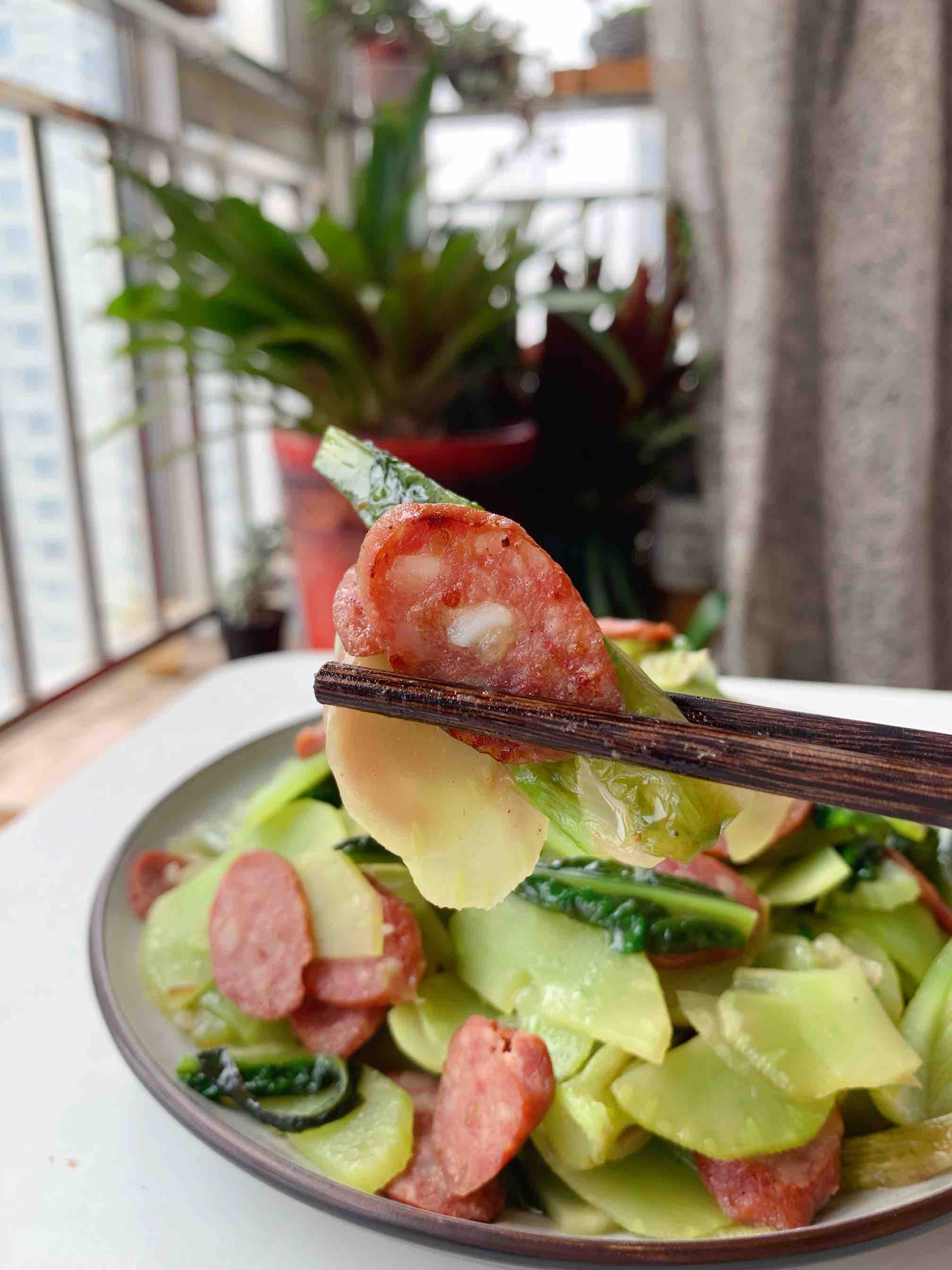十分鐘就上桌的家常小菜。清脆爽口，萵苣炒香腸的做法-家常味炒菜譜