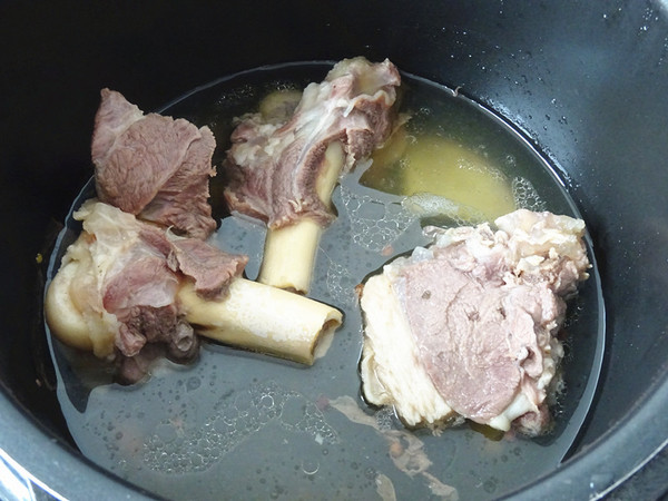 羊骨肉燉白菜的做法-咸鮮味燉菜譜-易網(wǎng)<a href=http://www.aoa7937.com/ target=_blank class=infotextkey>健康養(yǎng)生</a>網(wǎng) 羊骨肉燉白菜的做法-咸鮮味燉菜譜