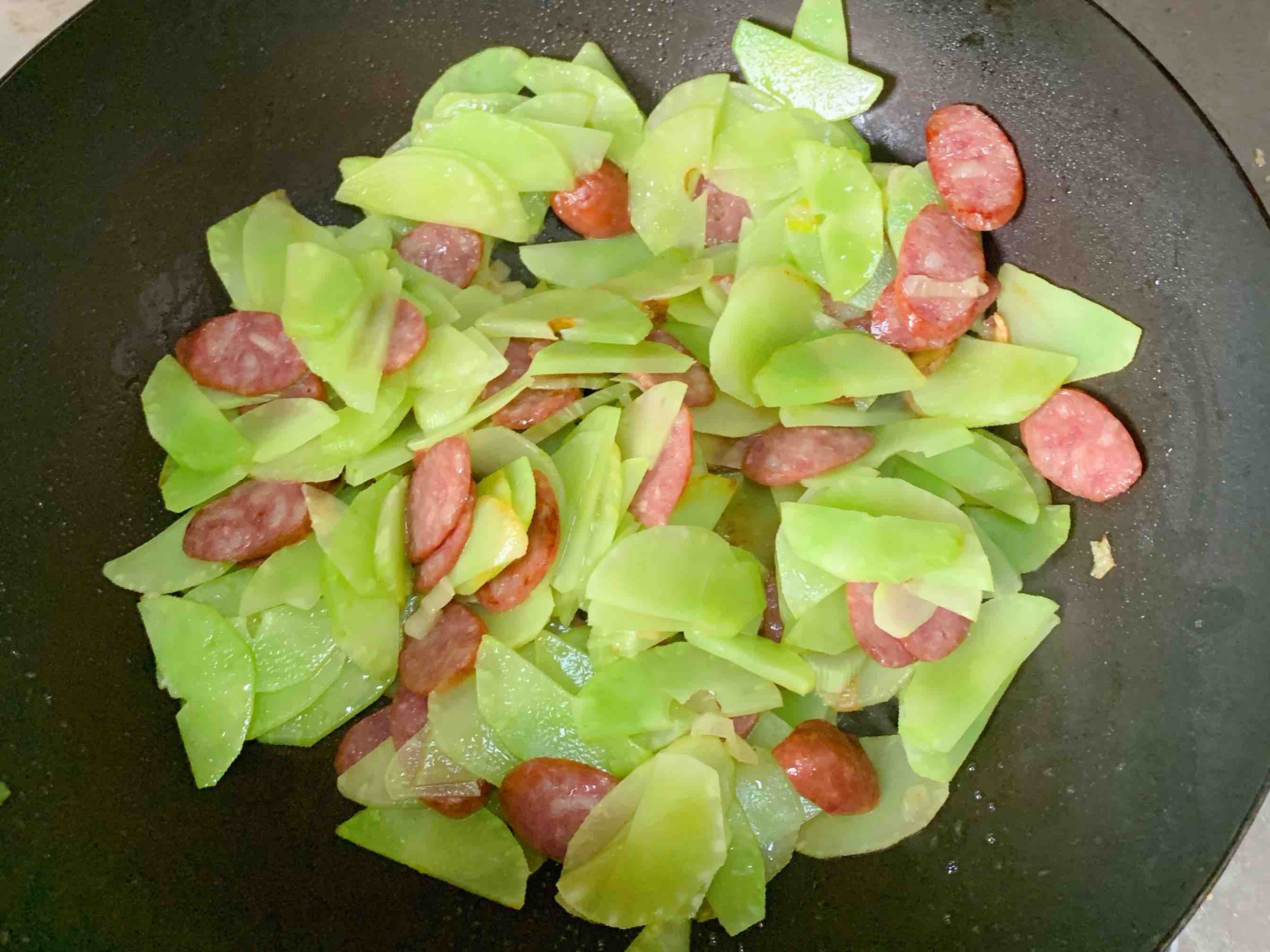 十分鐘就上桌的家常小菜。清脆爽口，萵苣炒香腸的做法-家常味炒菜譜