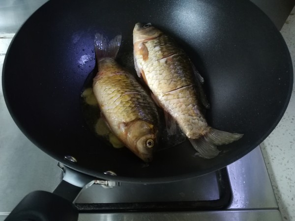 白蘿卜鯽魚湯的做法-咸鮮味燉菜譜