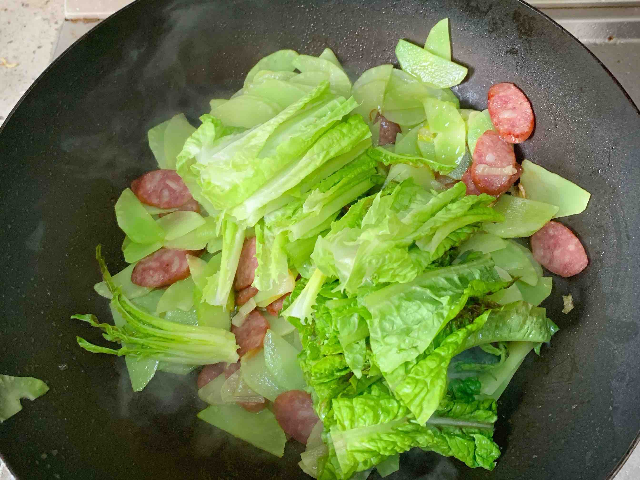 十分鐘就上桌的家常小菜。清脆爽口，萵苣炒香腸的做法-家常味炒菜譜