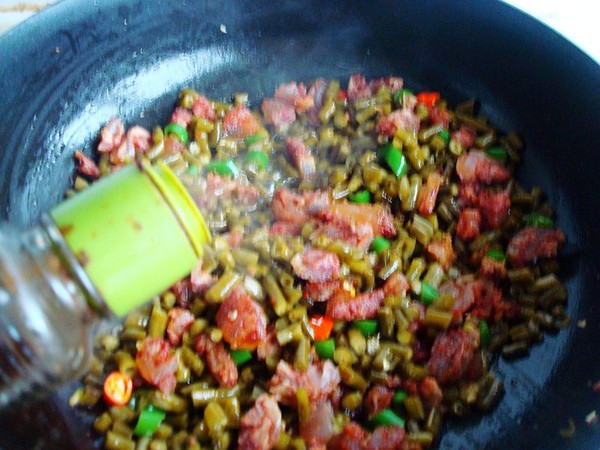 酸豆角炒臘腸的做法-酸辣味炒菜譜