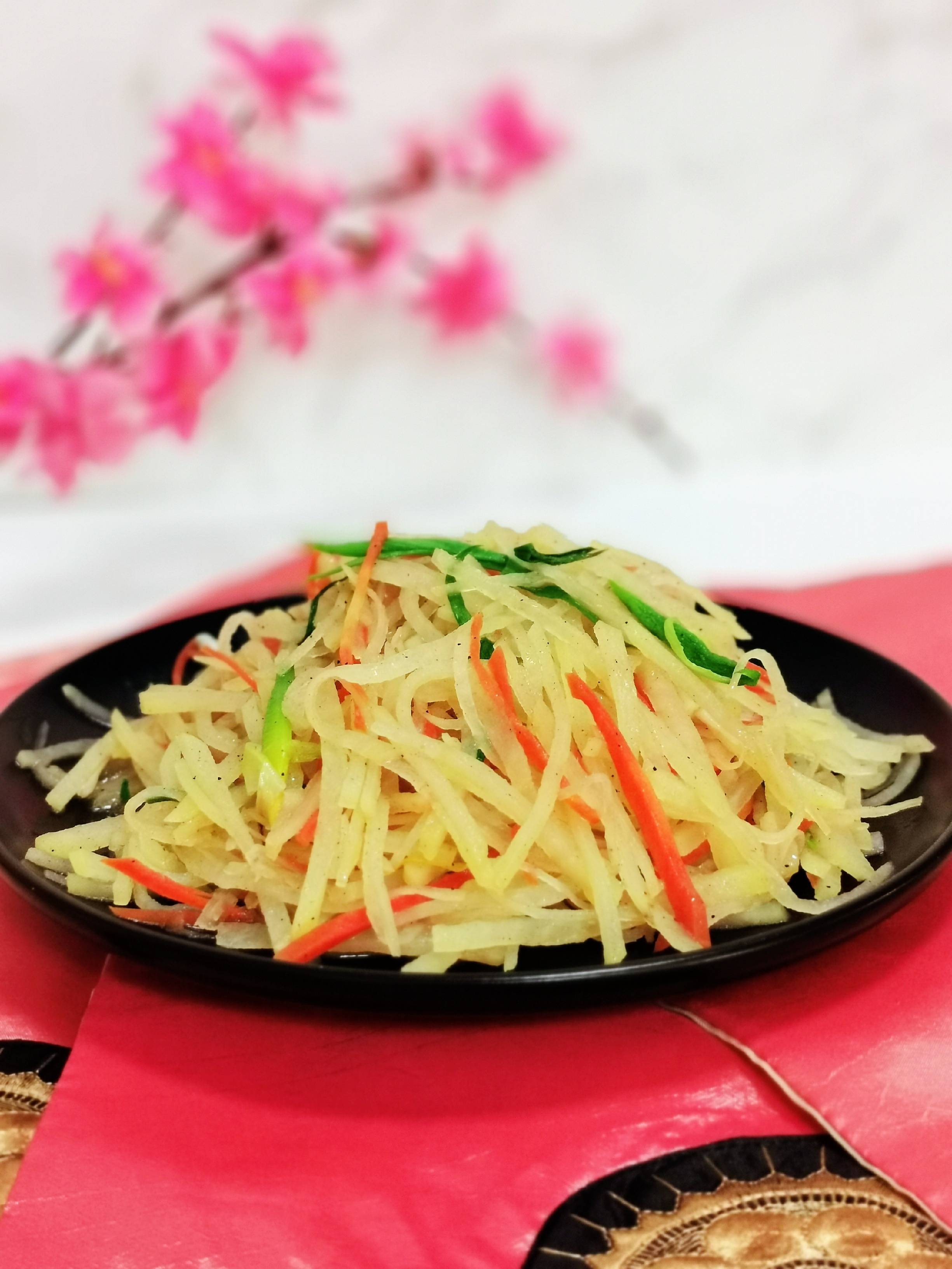 誰說炒土豆絲一定要放醋,我們今天炒個五香土豆絲的做法-五香味炒菜譜-易網(wǎng)健康養(yǎng)生網(wǎng) 誰說炒土豆絲一定要放醋,我們今天炒個五香土豆絲的做法-五香味炒菜譜