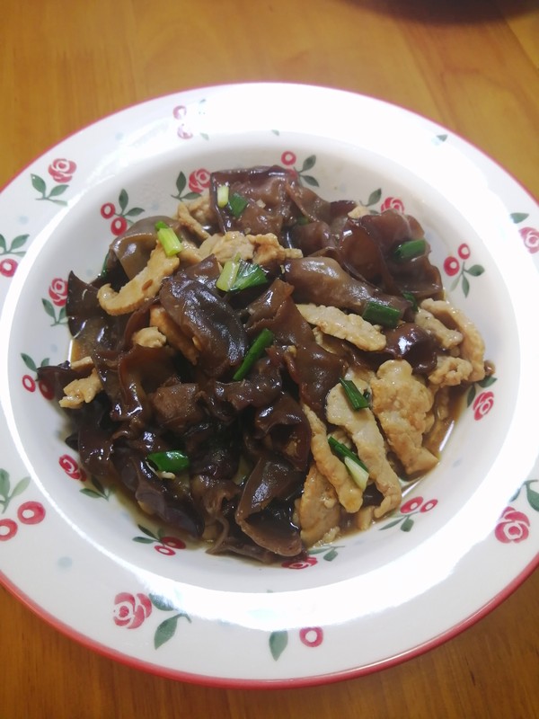簡簡單單也不失美味~~木耳炒肉絲的做法-家常味炒菜譜-易網健康養生網 簡簡單單也不失美味~~木耳炒肉絲的做法-家常味炒菜譜