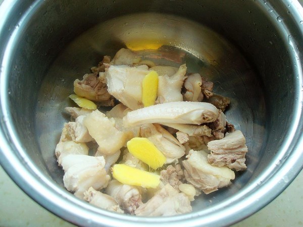 蟹味菇燉雞的做法-家常味燉菜譜