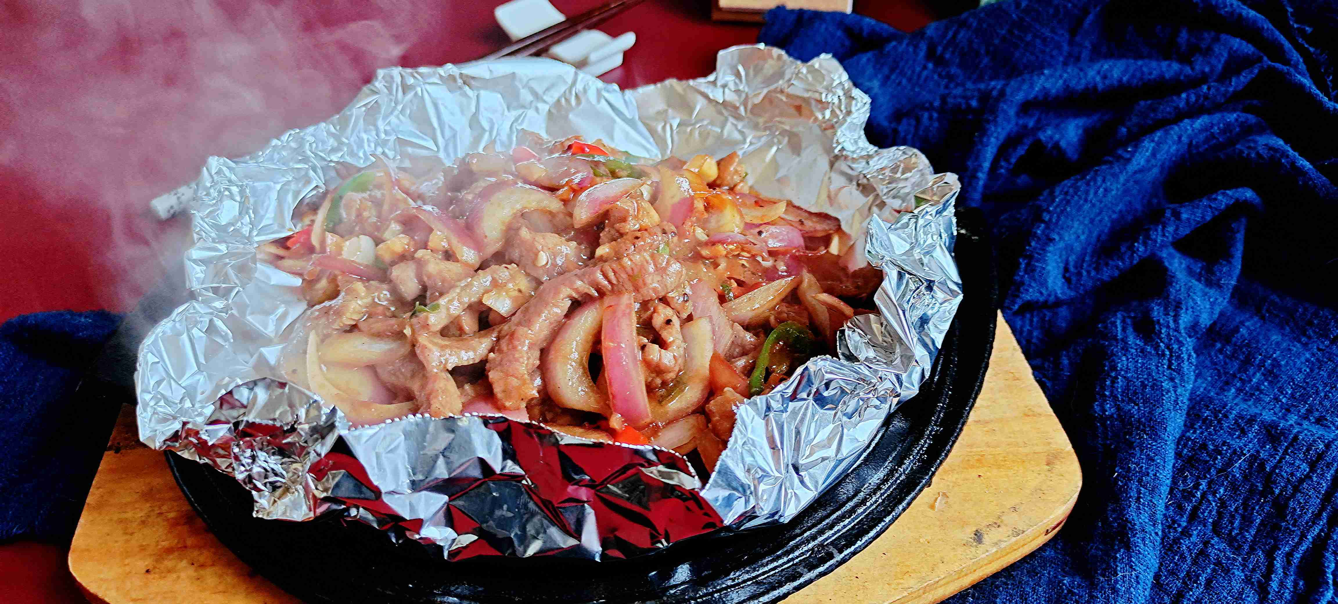 年菜餐桌一道硬菜，老少皆愛…鐵板黑椒牛柳的做法-黑椒味炒菜譜