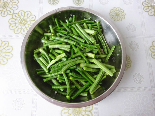 玉米粉蒸豇豆的做法-蒜香味蒸菜譜-易網(wǎng)<a href=http://www.aoa7937.com/ target=_blank class=infotextkey>健康養(yǎng)生</a>網(wǎng) 玉米粉蒸豇豆的做法-蒜香味蒸菜譜