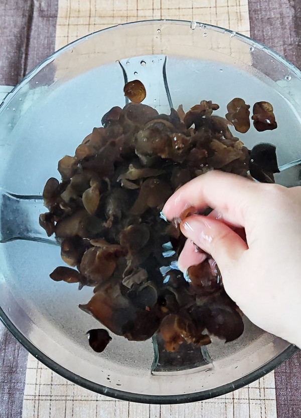 木耳蒸雞翅的做法-咸鮮味蒸菜譜-易網健康養生網 木耳蒸雞翅的做法-咸鮮味蒸菜譜