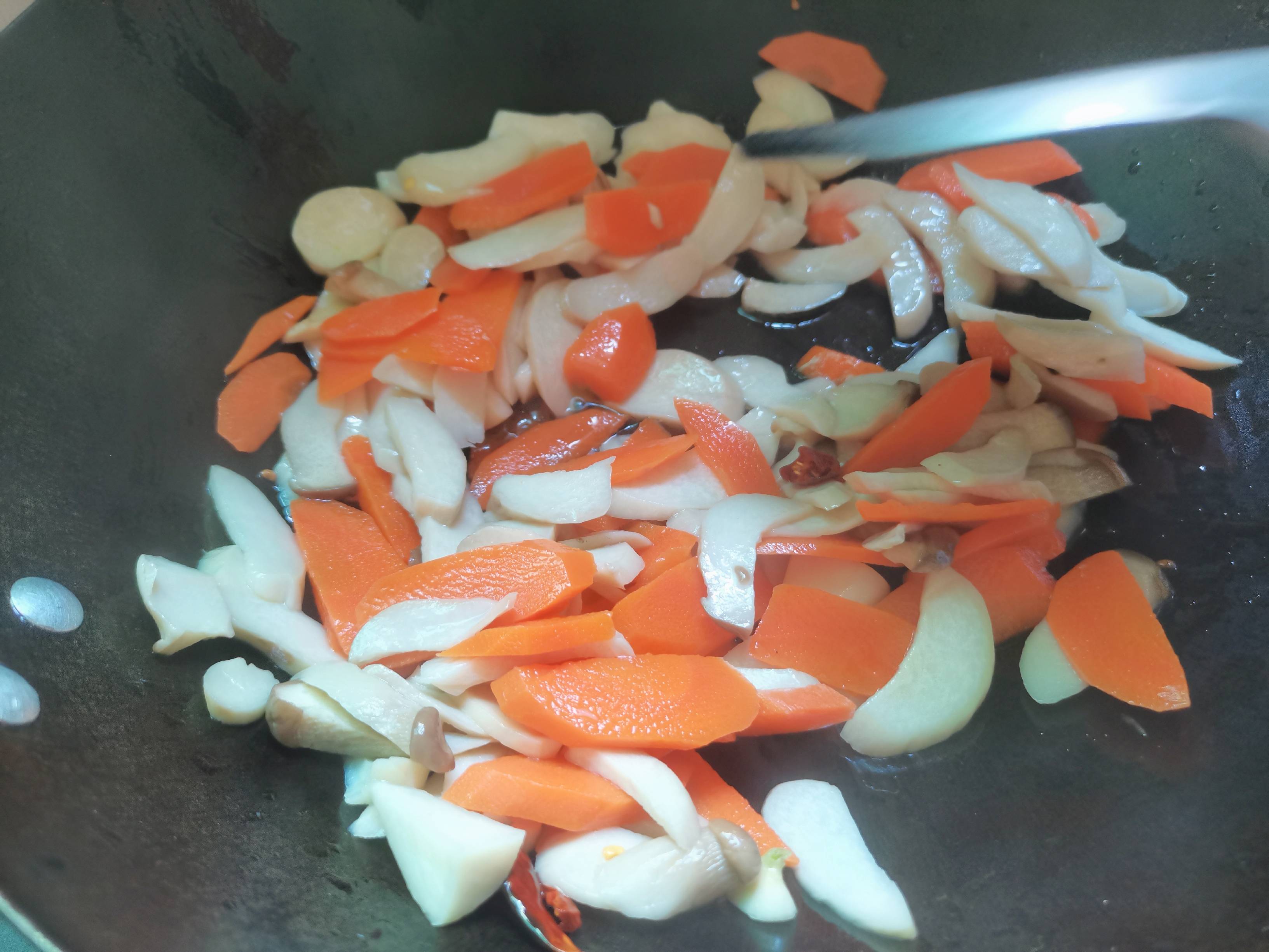 胡蘿卜炒杏鮑菇的做法-家常味炒菜譜