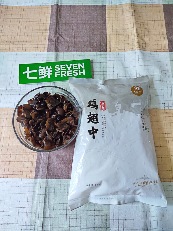 木耳蒸雞翅的做法-咸鮮味蒸菜譜-易網<a href=http://www.aoa7937.com/ target=_blank class=infotextkey>健康養生</a>網 木耳蒸雞翅的做法-咸鮮味蒸菜譜