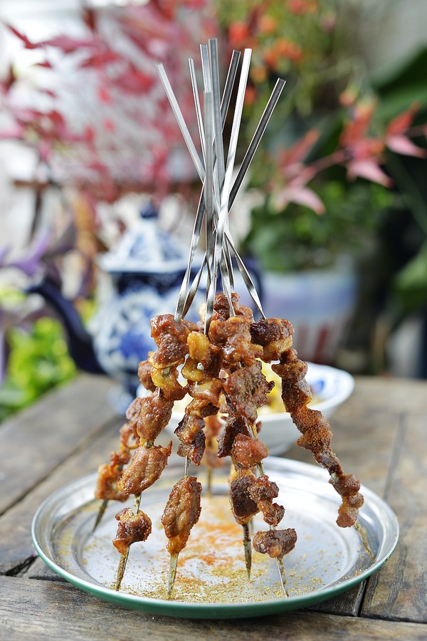 烤牛腩串的做法-咸鮮味烤菜譜-易網健康養生網 烤牛腩串的做法-咸鮮味烤菜譜