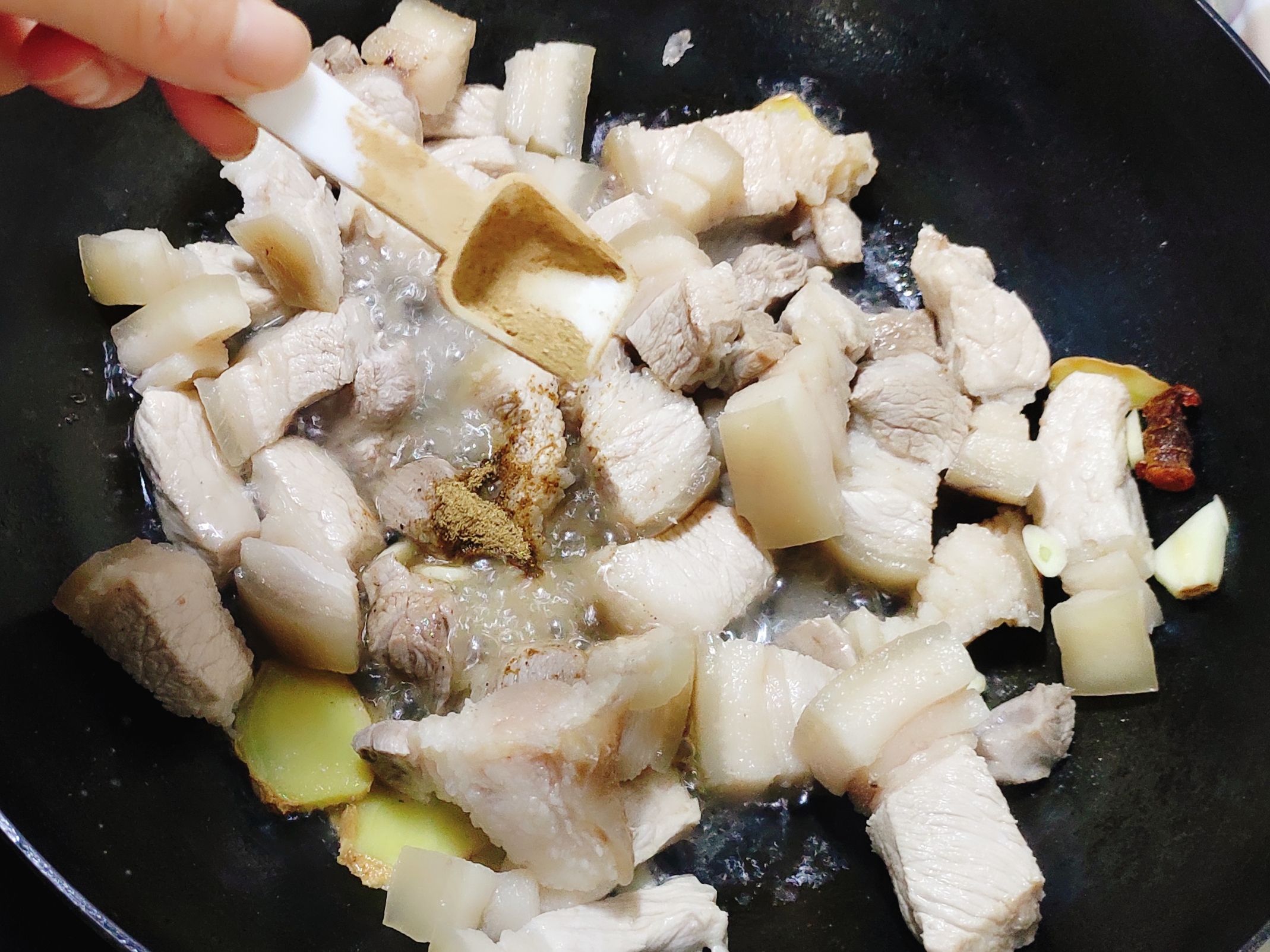 不放一滴油的紅燒肉燉山藥的做法-甜味燉菜譜