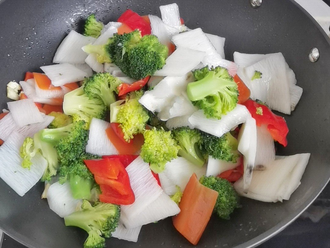 年夜飯素菜也出彩-素炒三色，生活多姿又多彩的做法-咸鮮味炒菜譜