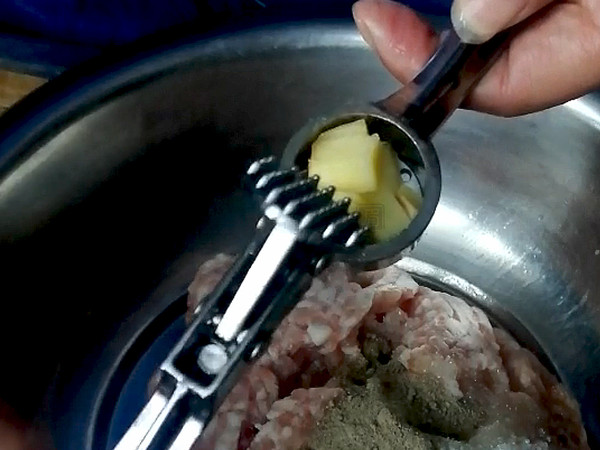 自制兩種火鍋肉丸，真材實料看得見！的做法-咸鮮味煮菜譜