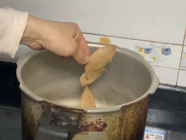 #年味食足#西紅柿土豆燉牛腩的做法-五香味燉菜譜