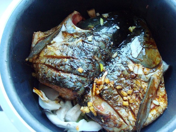 電飯煲燉魚(yú)頭的做法-麻辣味燉菜譜