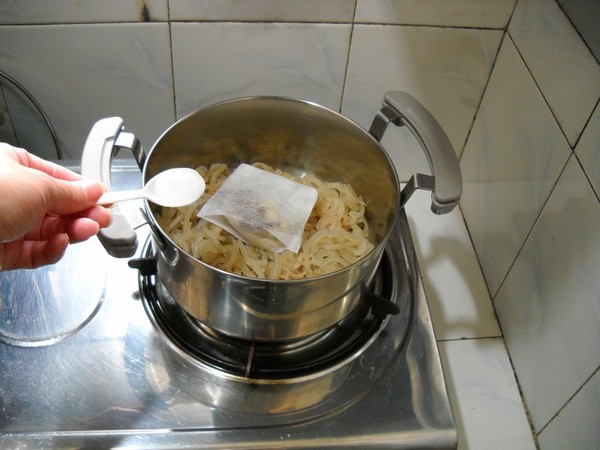 Q彈養顏肉皮凍的做法-家常味煮菜譜-易網健康養生網 Q彈養顏肉皮凍的做法-家常味煮菜譜