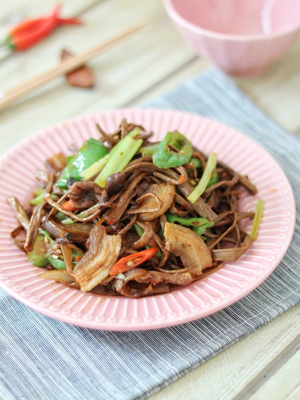 干鍋茶樹菇的做法-家常味炒菜譜-易網(wǎng)健康養(yǎng)生網(wǎng) 干鍋茶樹菇的做法-家常味炒菜譜