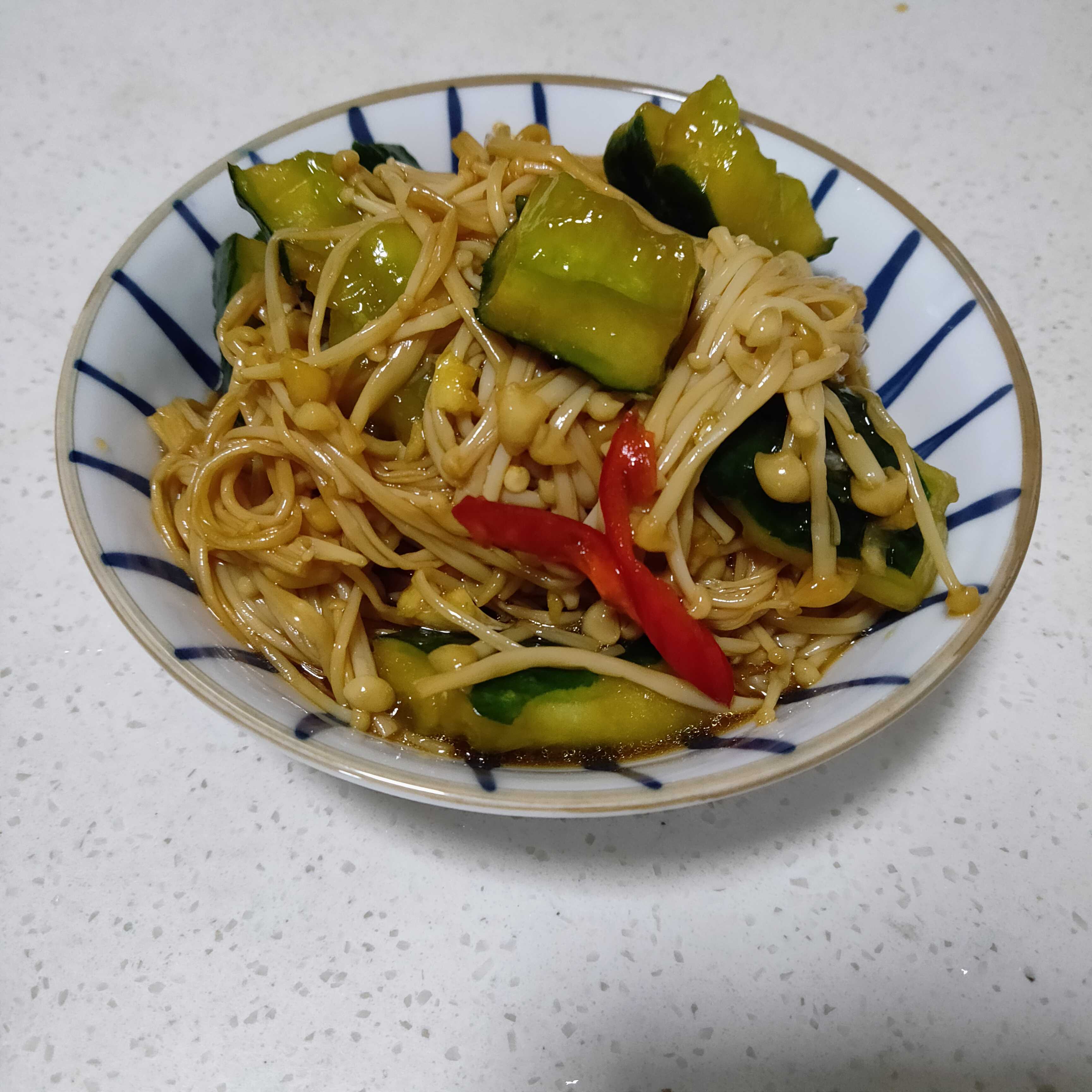 涼拌黃瓜金針菇的做法-家常味拌菜譜-易網(wǎng)健康養(yǎng)生網(wǎng) 涼拌黃瓜金針菇的做法-家常味拌菜譜