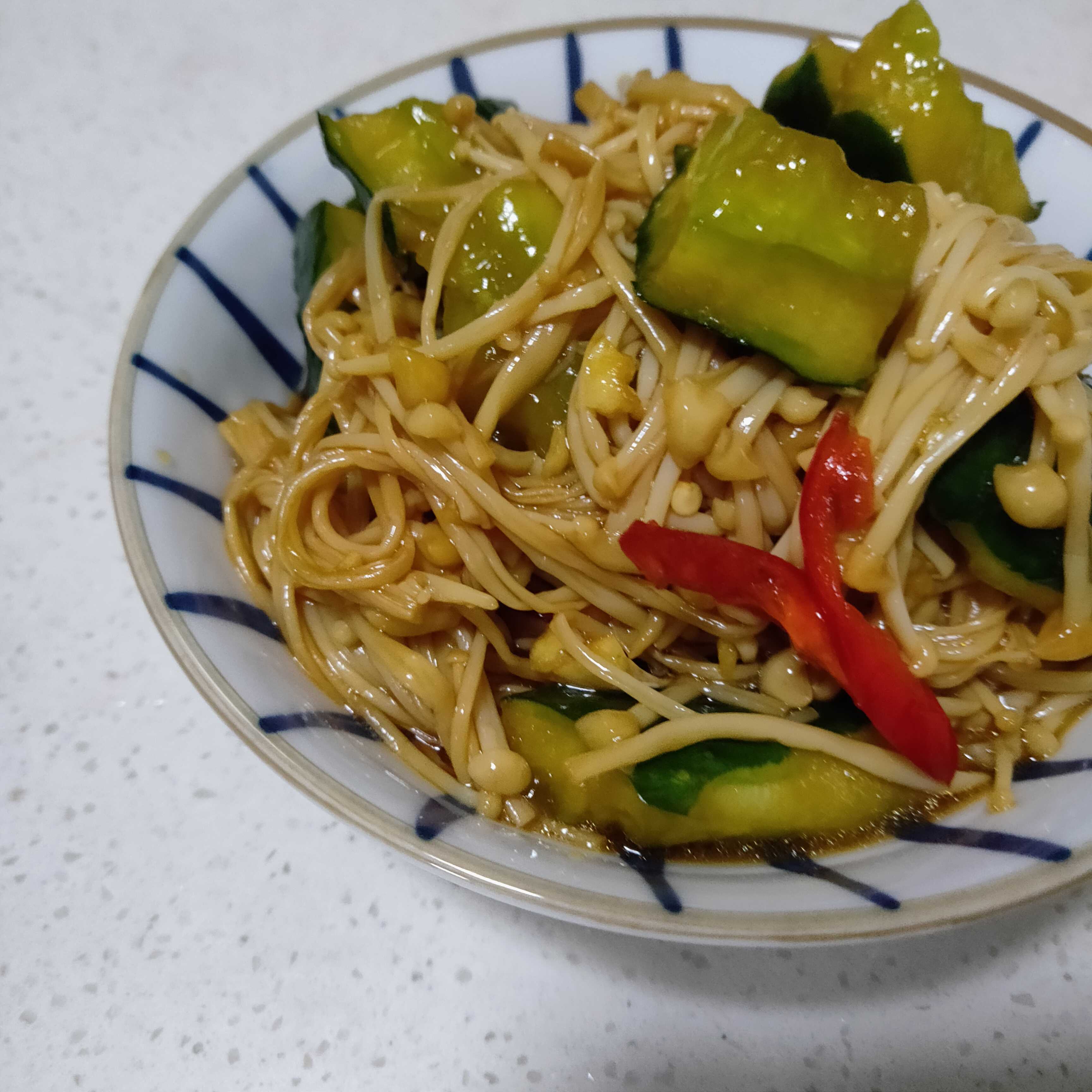 涼拌黃瓜金針菇的做法-家常味拌菜譜-易網(wǎng)健康養(yǎng)生網(wǎng) 涼拌黃瓜金針菇的做法-家常味拌菜譜