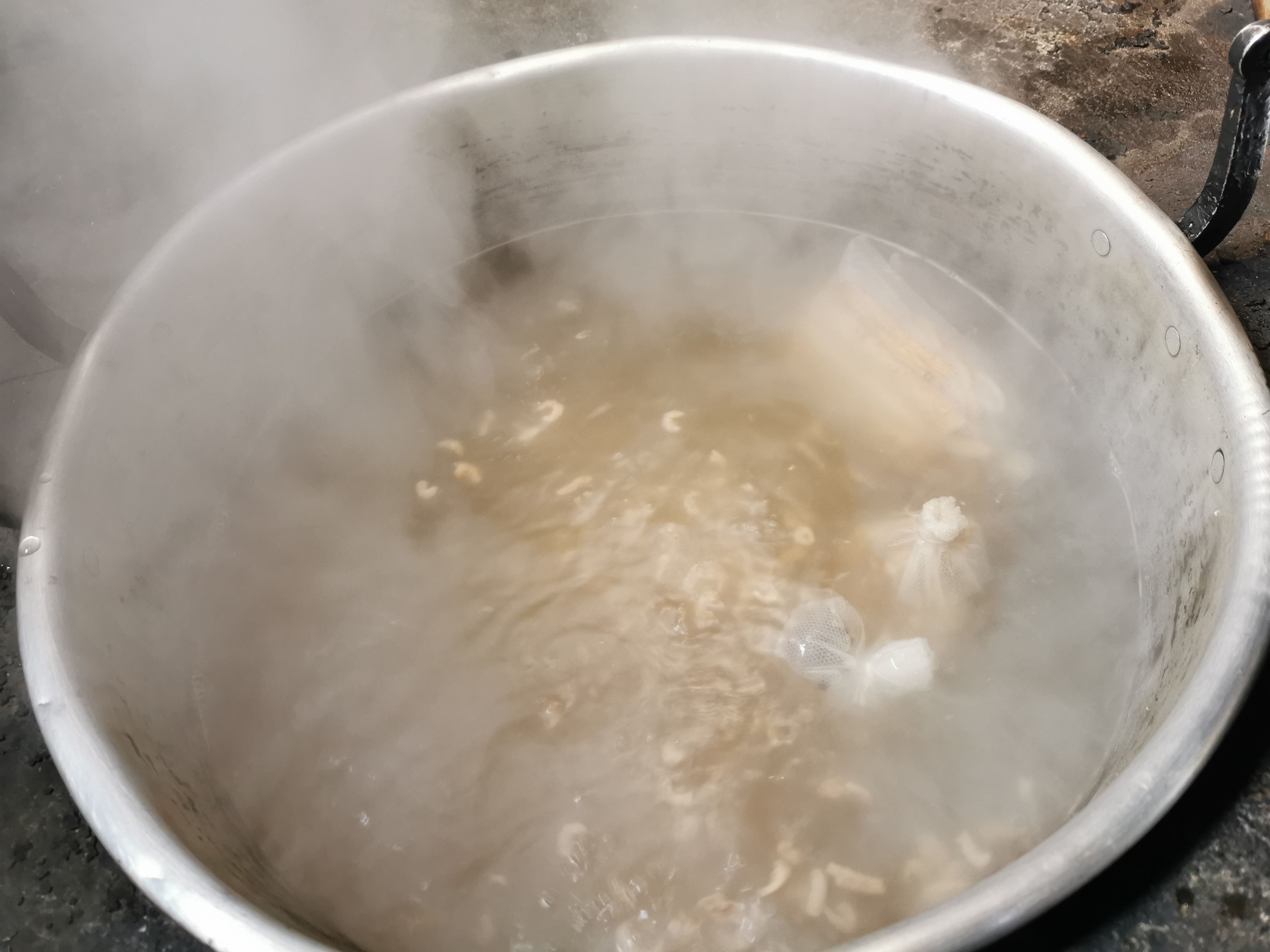豬肚雞煲(鳳投胎版)的做法-咸鮮味煲菜譜-易網<a href=http://www.aoa7937.com/ target=_blank class=infotextkey>健康養生</a>網 豬肚雞煲(鳳投胎版)的做法-咸鮮味煲菜譜