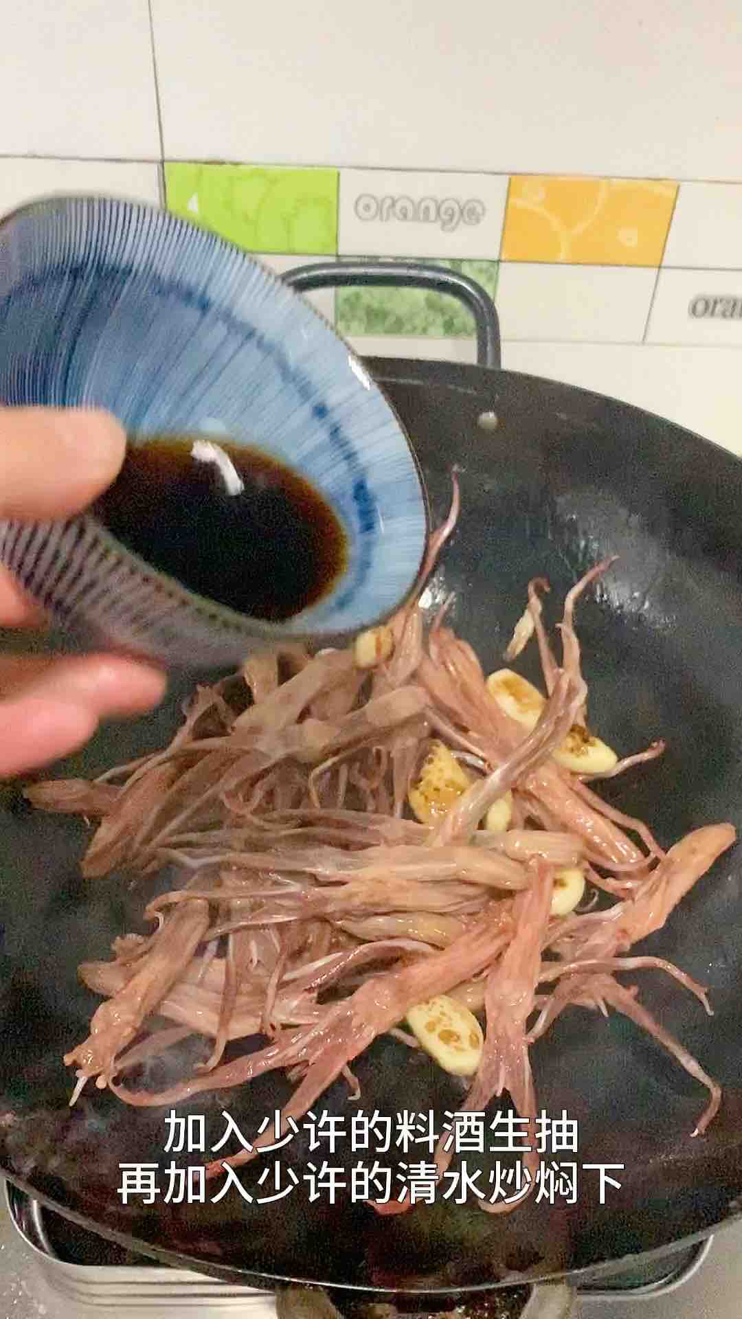 按孩子的要求，來個全新的鴨舌小吃的做法-家常味燒菜譜