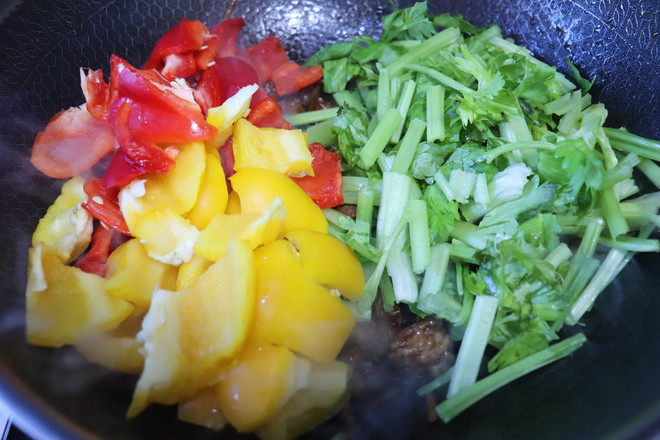 彩椒炒肉的做法-家常味炒菜譜