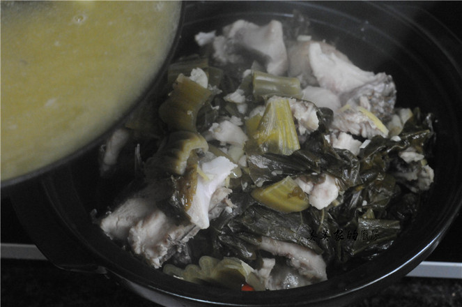 魚的做法這么多，我獨愛酸菜魚，湯鮮肉嫩，比水煮魚片更營養(yǎng)！的做法-酸辣味煮菜譜