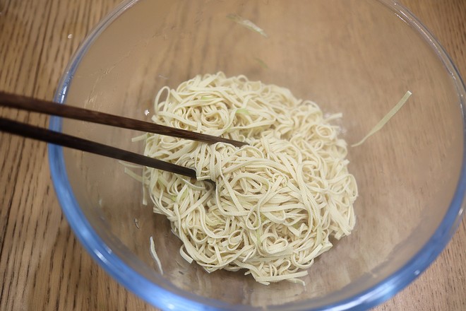 燙拌豆腐絲的做法-家常味拌菜譜-易網健康養生網 燙拌豆腐絲的做法-家常味拌菜譜