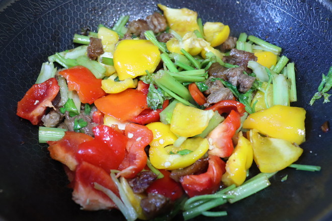 彩椒炒肉的做法-家常味炒菜譜