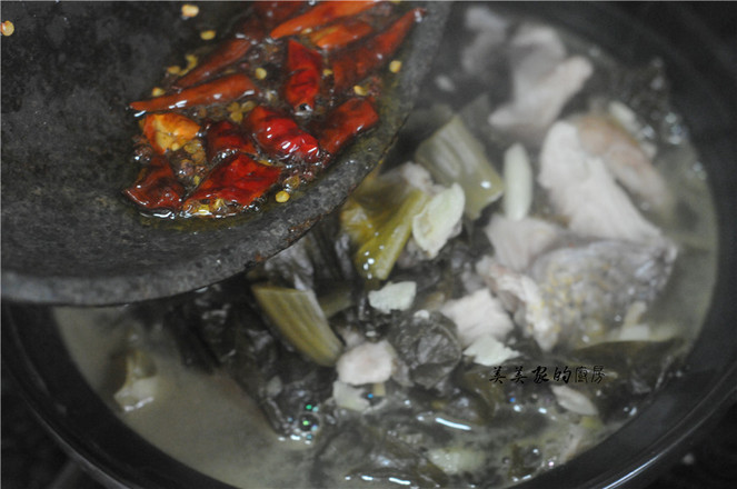 魚的做法這么多，我獨愛酸菜魚，湯鮮肉嫩，比水煮魚片更營養(yǎng)！的做法-酸辣味煮菜譜