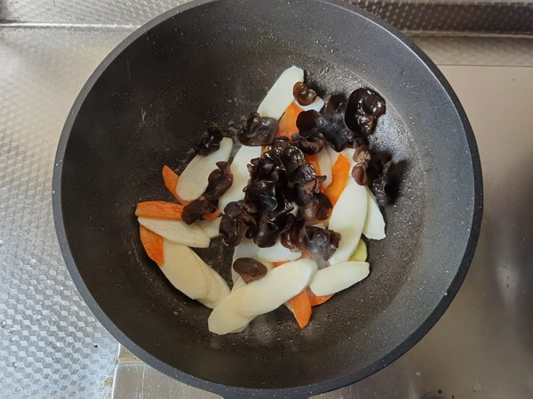 爽脆胡蘿卜山藥炒木耳的做法-咸鮮味炒菜譜
