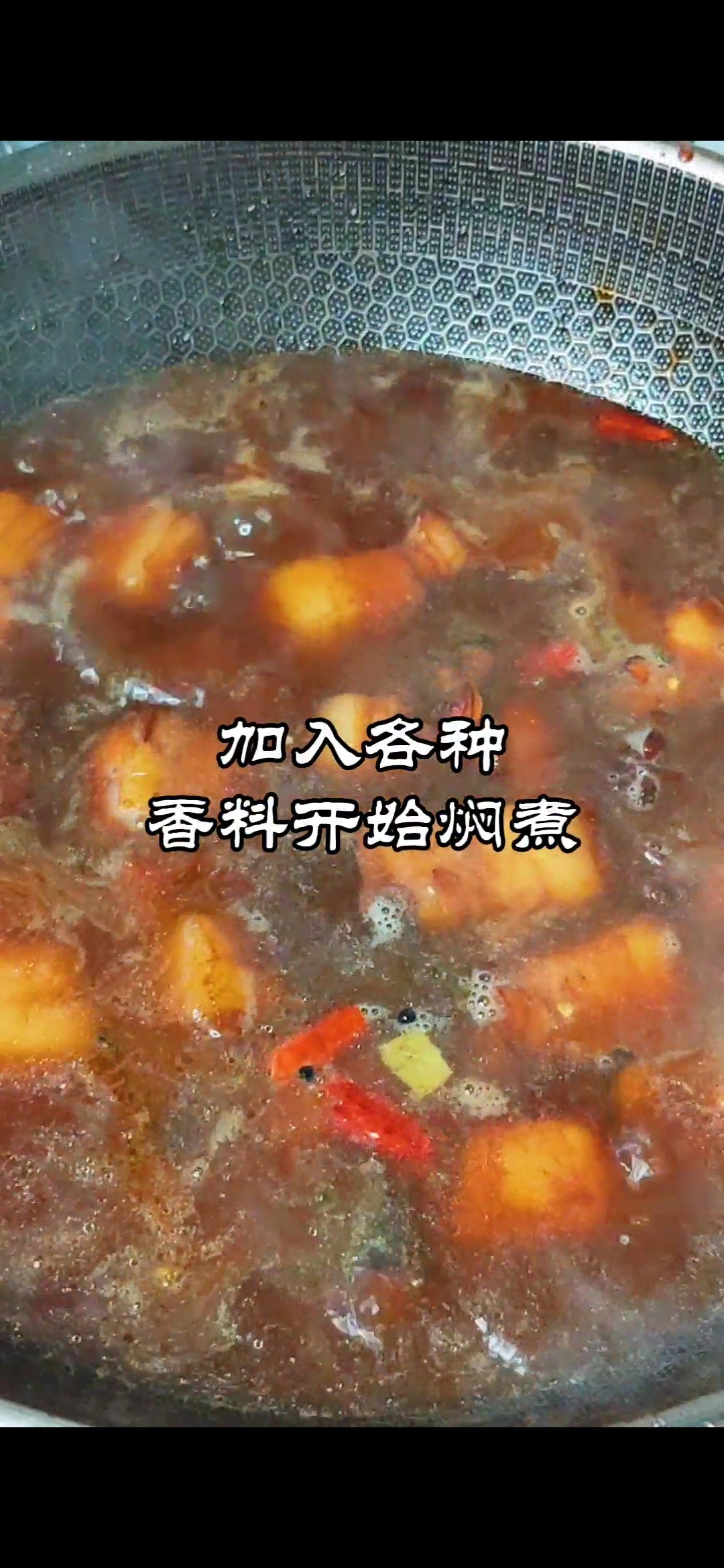 過年做啥菜~紅海參燜紅燒肉的做法-五香味燉菜譜