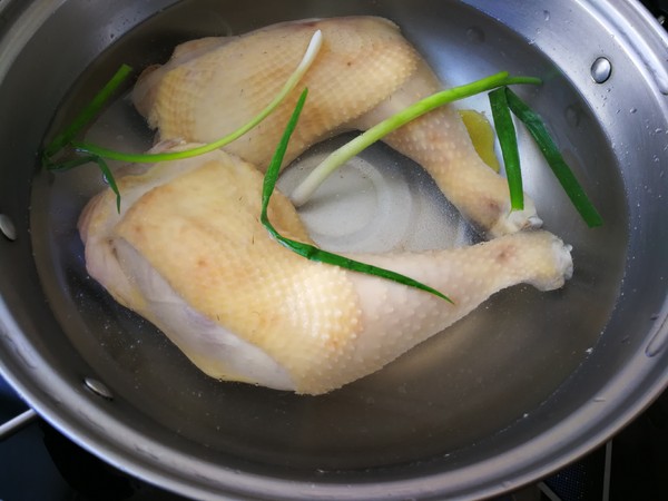 白切雞放點它,清香不油膩,肉質嫩滑好吃,方法很簡單的做法-家常味煮菜譜-易網健康養生網 白切雞放點它,清香不油膩,肉質嫩滑好吃,方法很簡單的做法-家常味煮菜譜