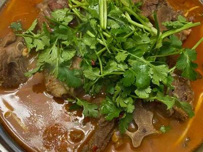 羊骨肉鍋?zhàn)械淖龇?麻辣味燉菜譜
