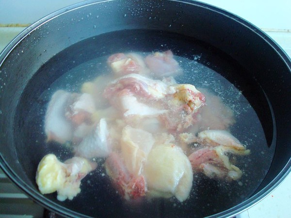 口菇燉土雞的做法-家常味燉菜譜-易網(wǎng)健康養(yǎng)生網(wǎng) 口菇燉土雞的做法-家常味燉菜譜