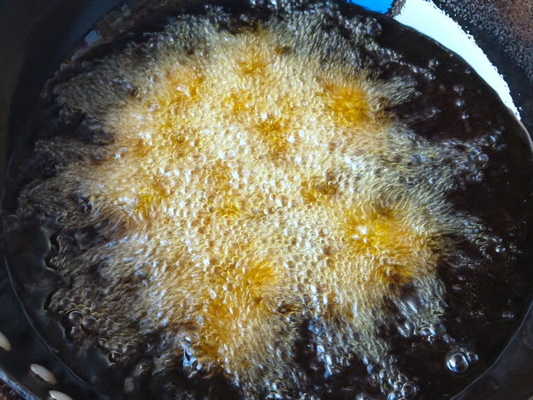 干炸丸子的做法-家常味炸菜譜-易網健康養生網 干炸丸子的做法-家常味炸菜譜