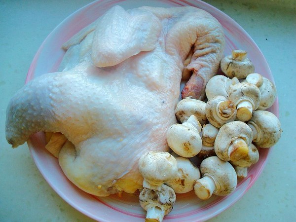 口菇燉土雞的做法-家常味燉菜譜-易網(wǎng)<a href=http://www.aoa7937.com/ target=_blank class=infotextkey>健康養(yǎng)生</a>網(wǎng) 口菇燉土雞的做法-家常味燉菜譜