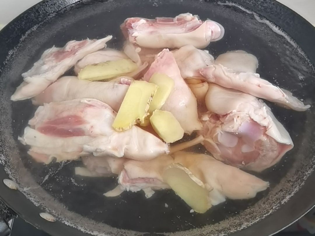 腐乳豬蹄-滿滿的膠原蛋白，軟糯不油膩，入口即化的做法-咸鮮味燉菜譜