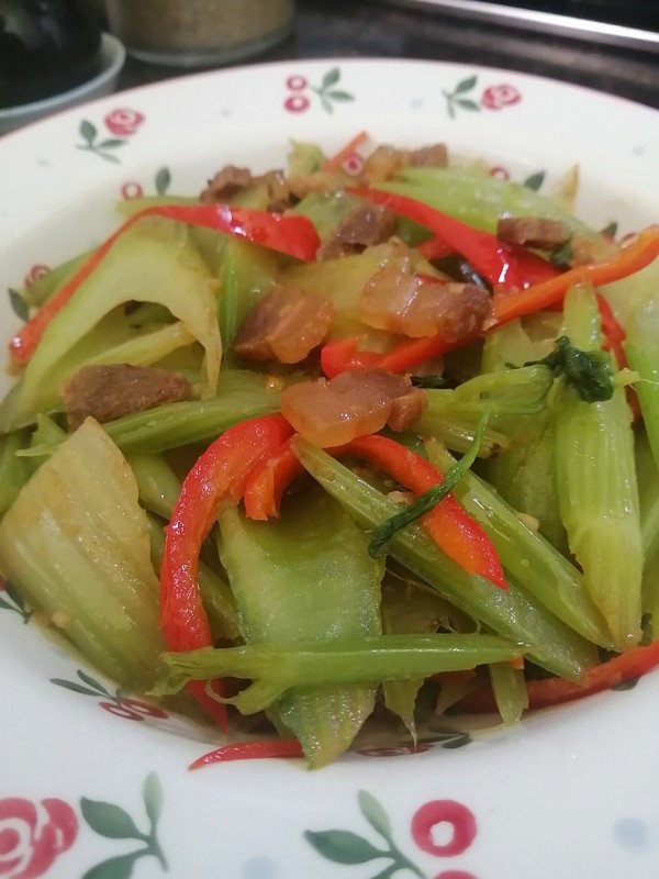簡簡單單也不失美味~~臘肉炒西芹的做法-家常味炒菜譜