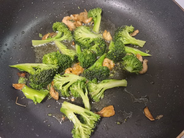蝦仁炒西蘭花的做法-家常味炒菜譜