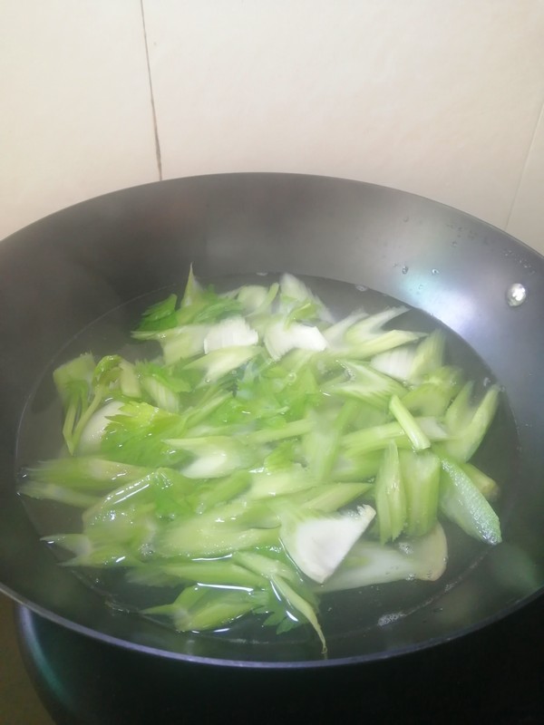 簡簡單單也不失美味~~臘肉炒西芹的做法-家常味炒菜譜