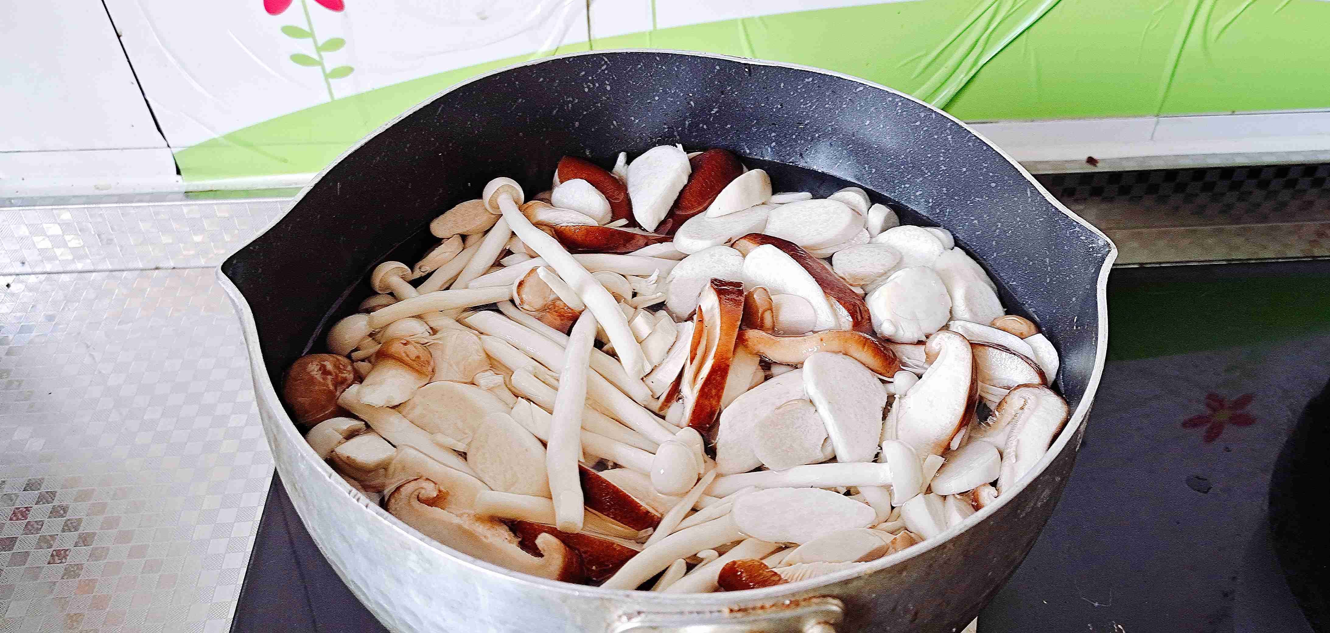 這樣做蘑菇，咸香美味好吃不?？凇栍湍⒐届业淖龇?咸鮮味煲菜譜