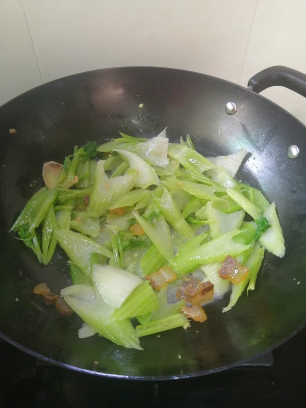 簡簡單單也不失美味~~臘肉炒西芹的做法-家常味炒菜譜