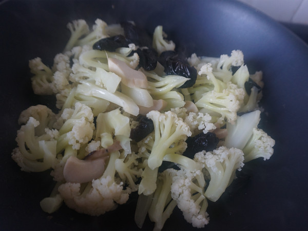 花菜木耳炒肉片的做法-家常味炒菜譜