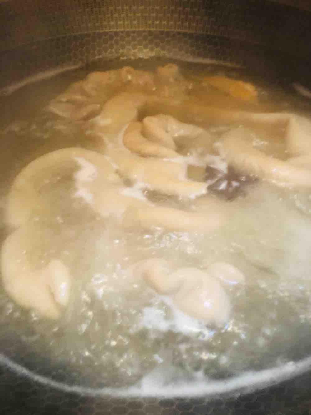 爆炒豬大腸的做法-香辣味炒菜譜-易網<a href=http://www.aoa7937.com/ target=_blank class=infotextkey>健康養生</a>網 爆炒豬大腸的做法-香辣味炒菜譜
